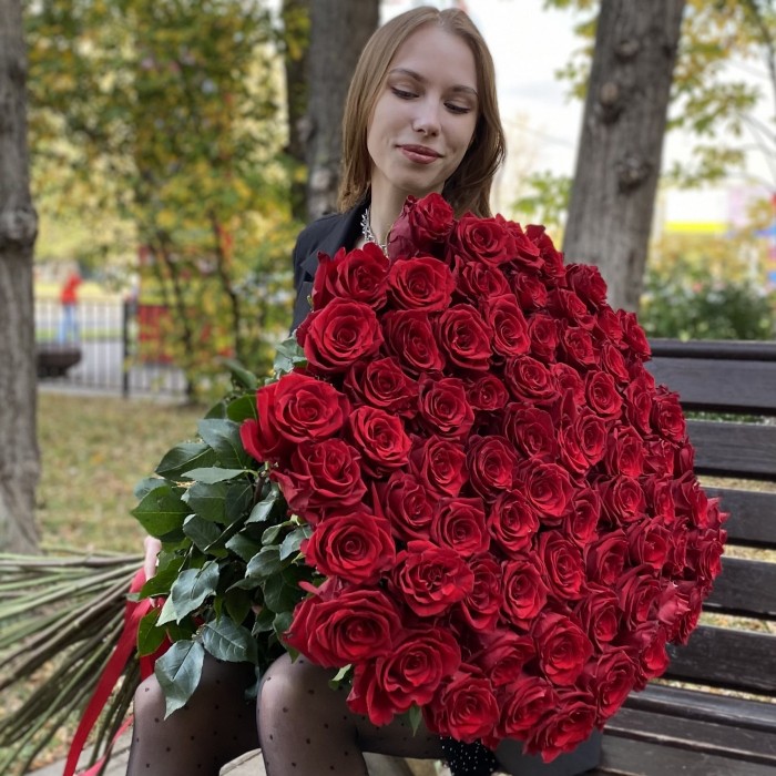 75 ароматных красных роз 120 см