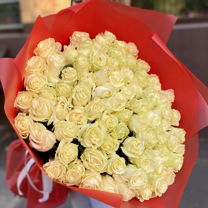 75 белых роз Мондиаль 80 см