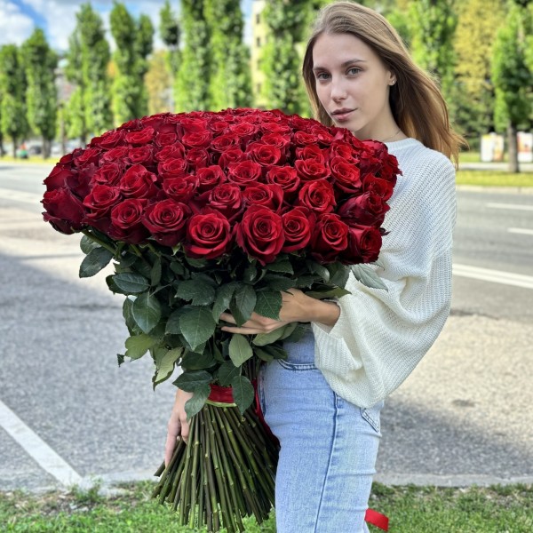 75 красных роз Эксплорер 80 см