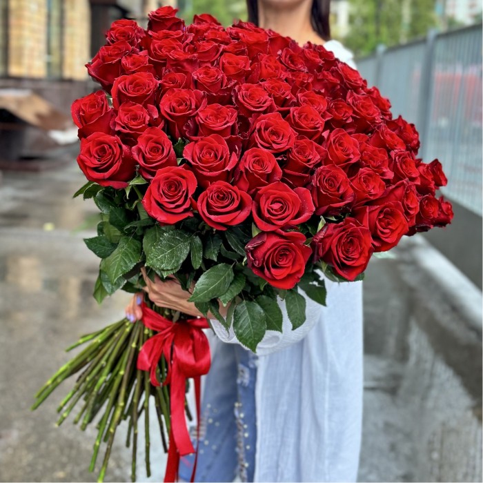 75 красных роз Эксплорер 80 см