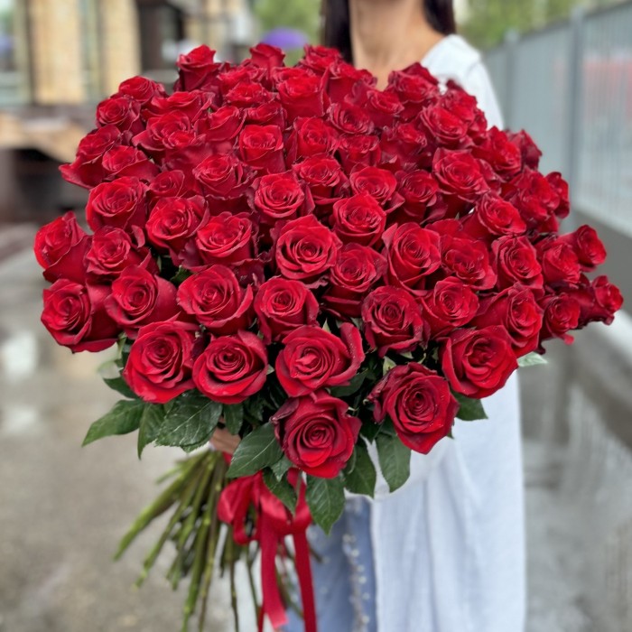 75 красных роз Эксплорер 80 см