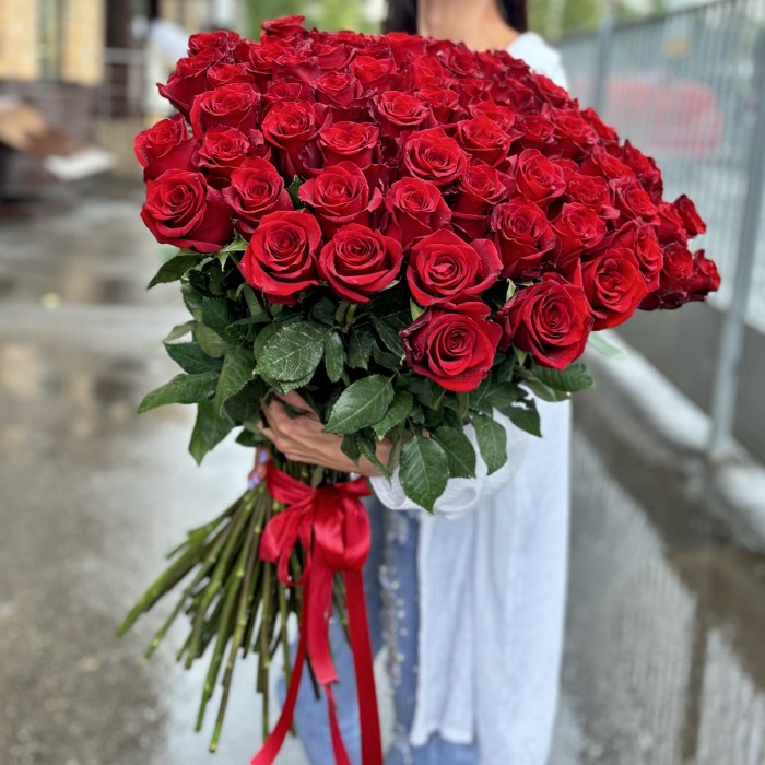 75 красных роз Эксплорер 80 см
