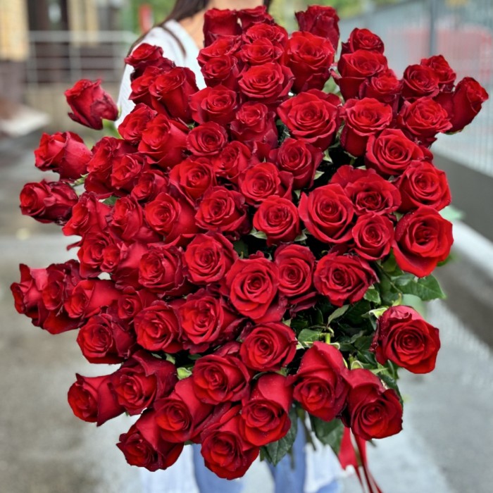 75 красных роз Эксплорер 80 см