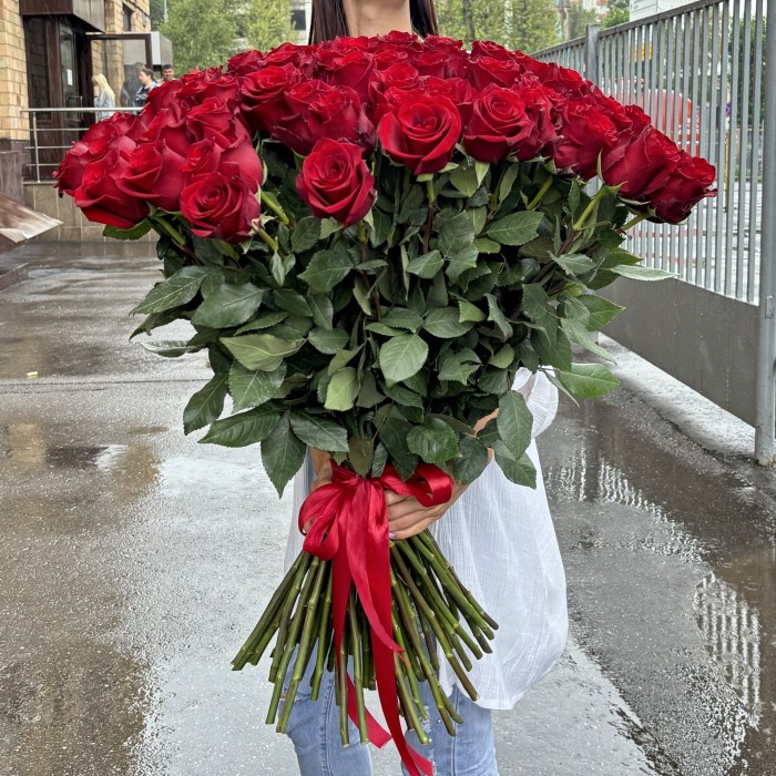 75 красных роз Эксплорер 80 см
