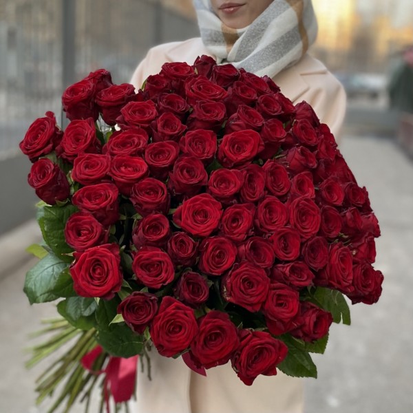 75 красных роз Ред Наоми 60 см