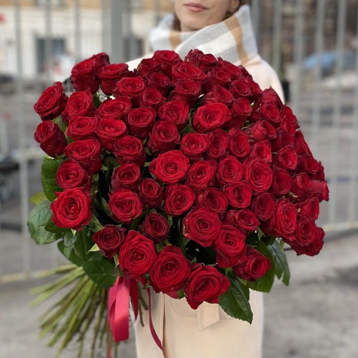 75 красных роз Ред Наоми 60 см