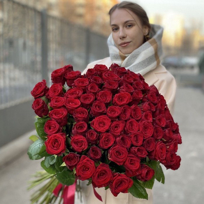 75 красных роз Ред Наоми 60 см