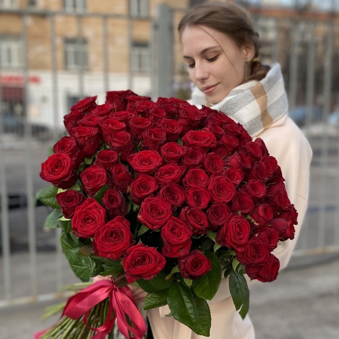 75 красных роз Ред Наоми 60 см