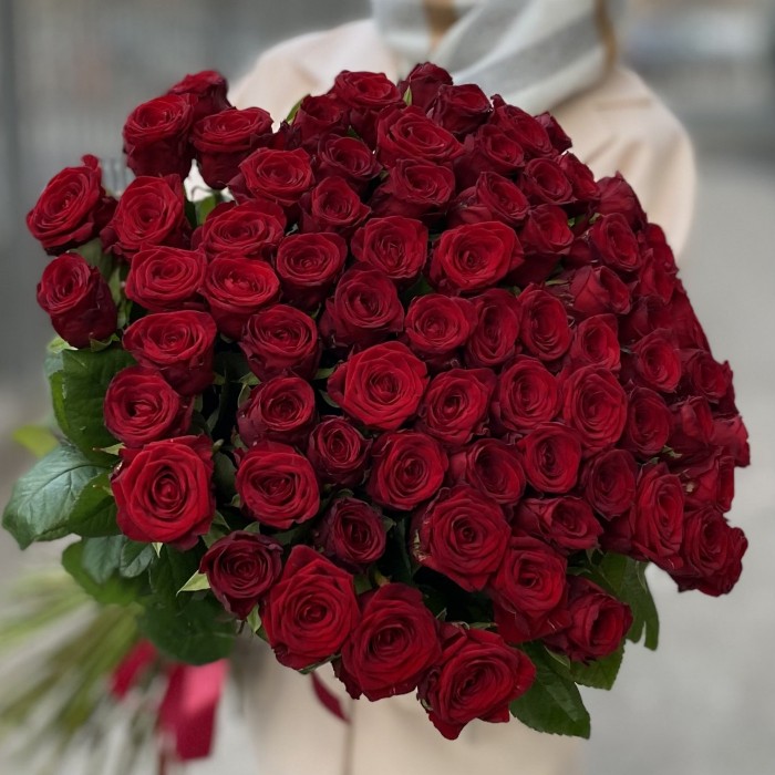 75 красных роз Ред Наоми 60 см