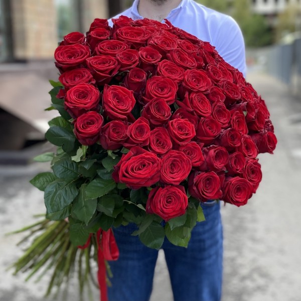 75 красных роз Ред Наоми 90 см