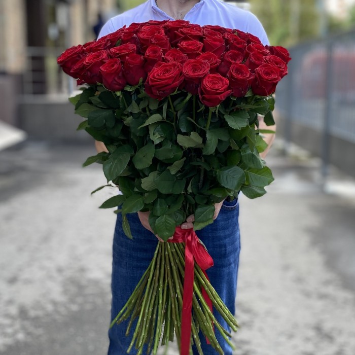 75 красных роз Ред Наоми 90 см