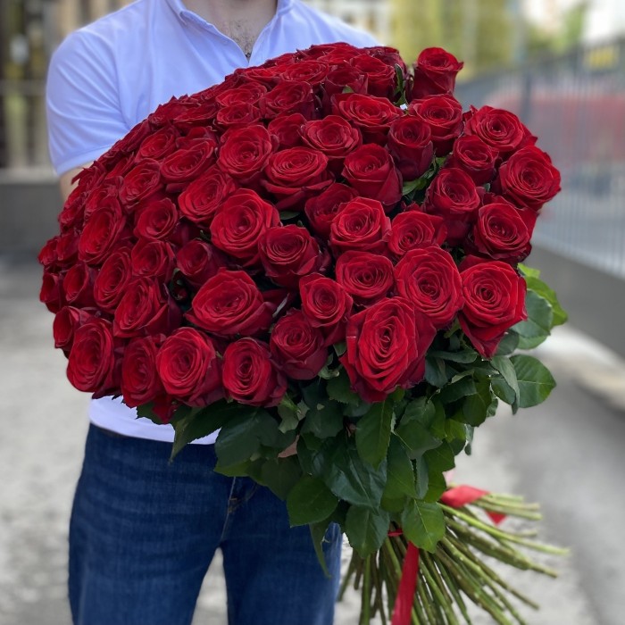 75 красных роз Ред Наоми 90 см
