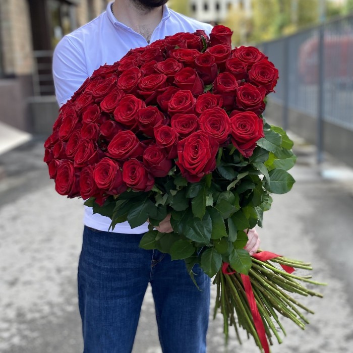 75 красных роз Ред Наоми 90 см