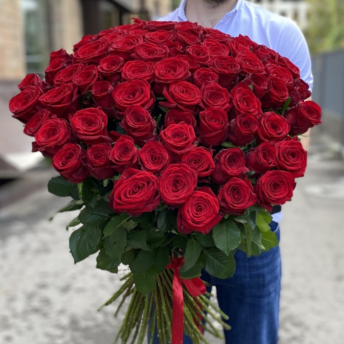 75 красных роз Ред Наоми 90 см