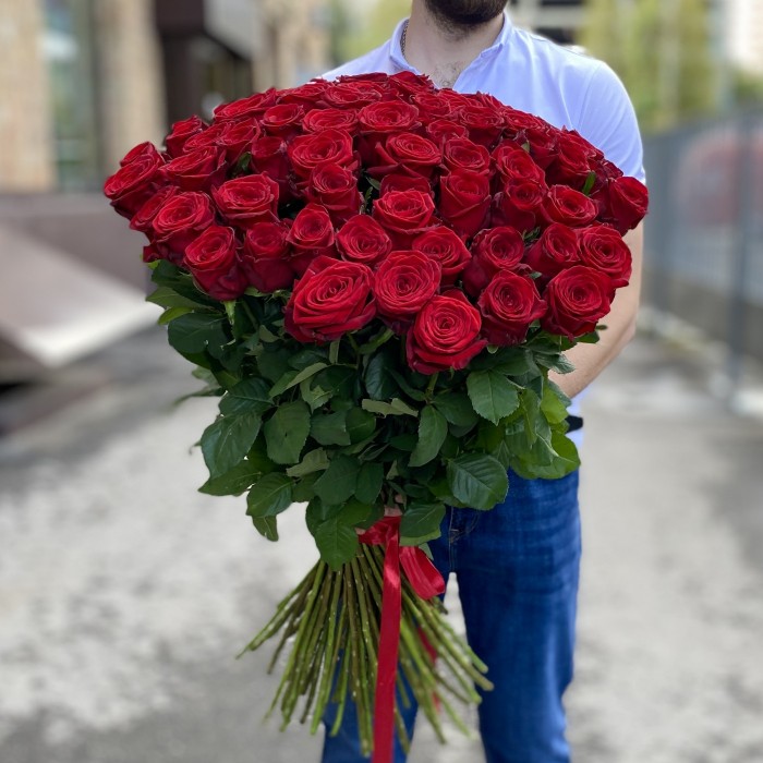 75 красных роз Ред Наоми 90 см