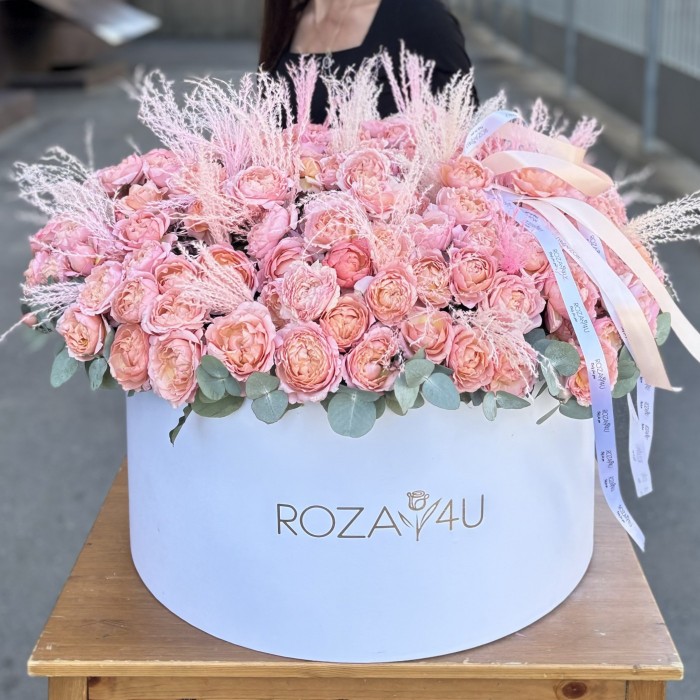 75 кустовых пионовидных роз Джульетта с ковылем в коробке