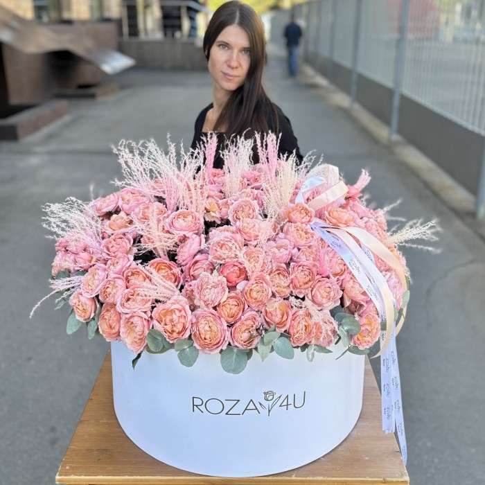 75 кустовых пионовидных роз Джульетта с ковылем в коробке