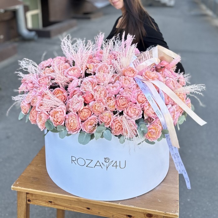 75 кустовых пионовидных роз Джульетта с ковылем в коробке