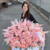75 кустовых пионовидных роз Джульетта с ковылем в коробке