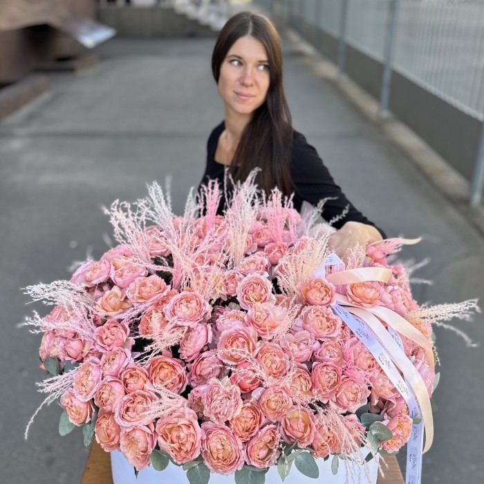 75 кустовых пионовидных роз Джульетта с ковылем в коробке