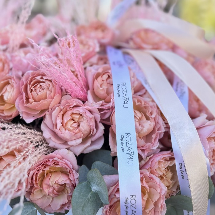 75 кустовых пионовидных роз Джульетта с ковылем в коробке