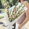 7 бело-фиолетовых гладиолусов
