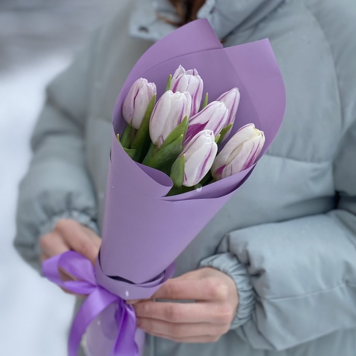 7 бело-фиолетовых тюльпанов Флеминг Флег