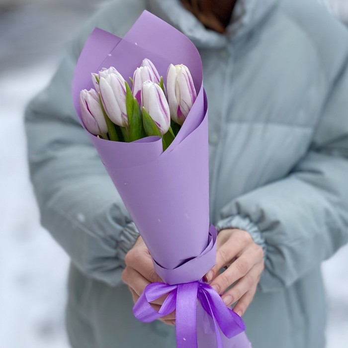 7 бело-фиолетовых тюльпанов Флеминг Флег