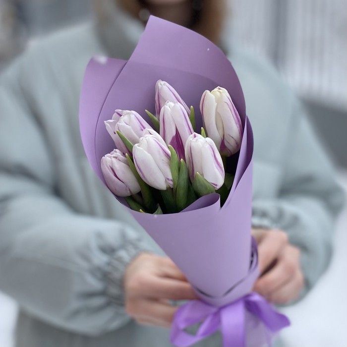 7 бело-фиолетовых тюльпанов Флеминг Флег