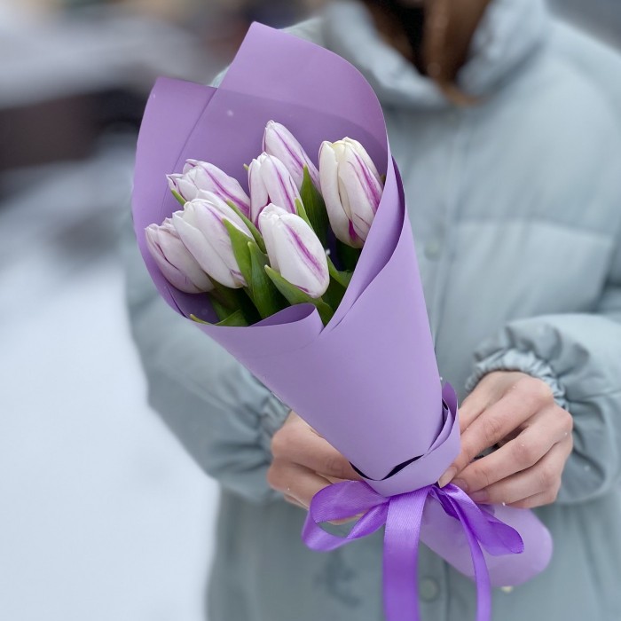 7 бело-фиолетовых тюльпанов Флеминг Флег