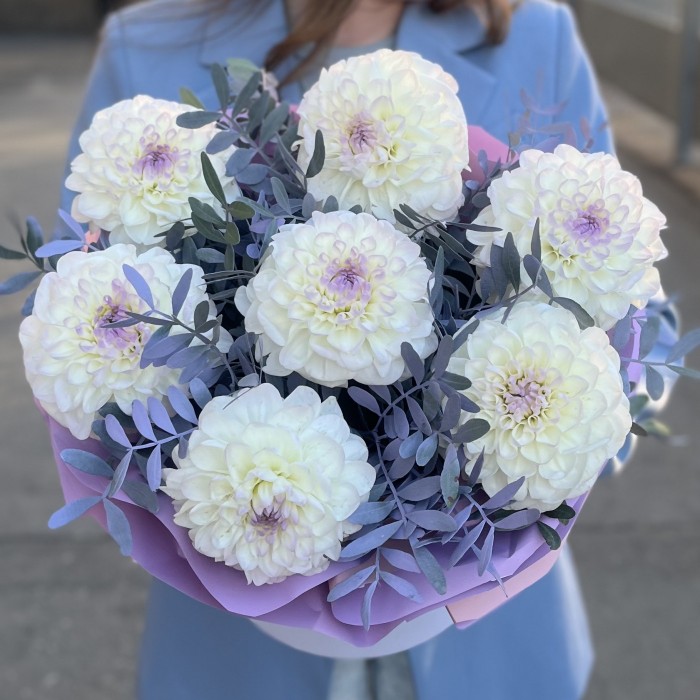 7 бело-сиреневых георгин в коробке