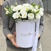 7 белых эустом в коробке