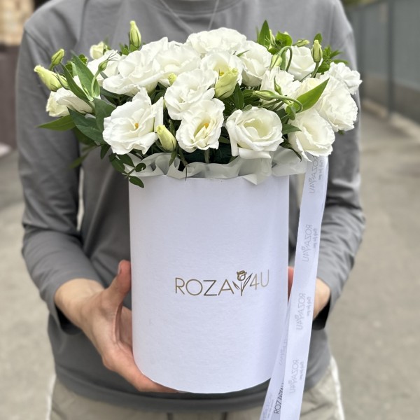 7 белых эустом в коробке