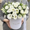 7 белых эустом в коробке