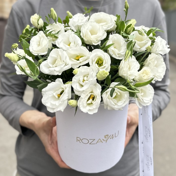 7 белых эустом в коробке