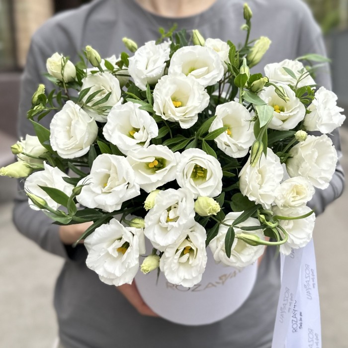 7 белых эустом в коробке