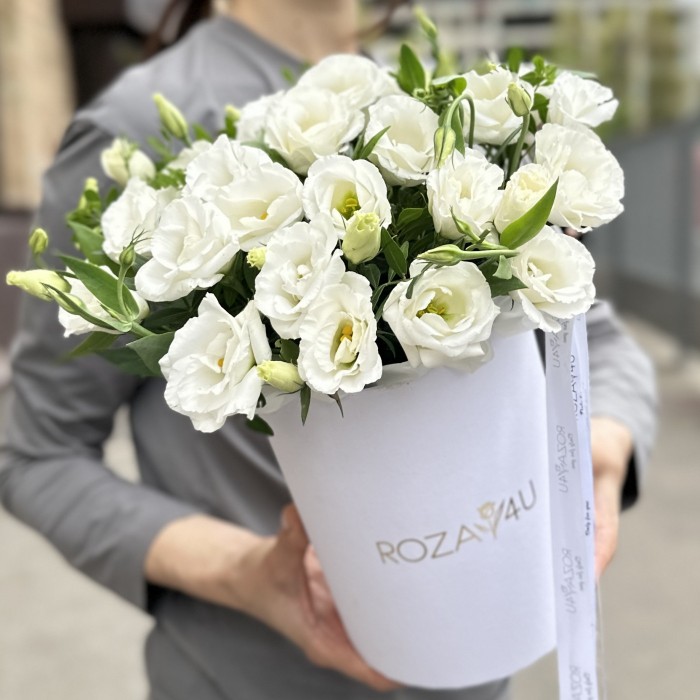 7 белых эустом в коробке