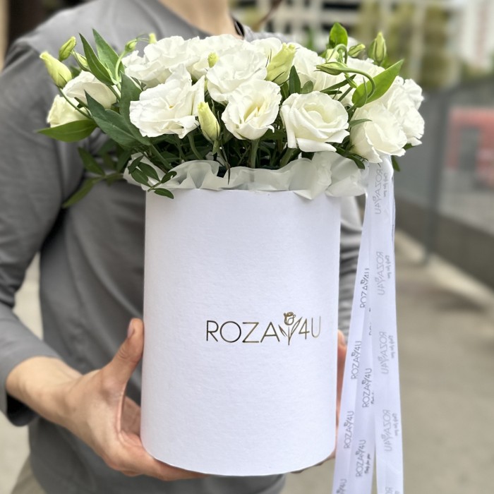 7 белых эустом в коробке