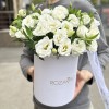 7 белых эустом в коробке