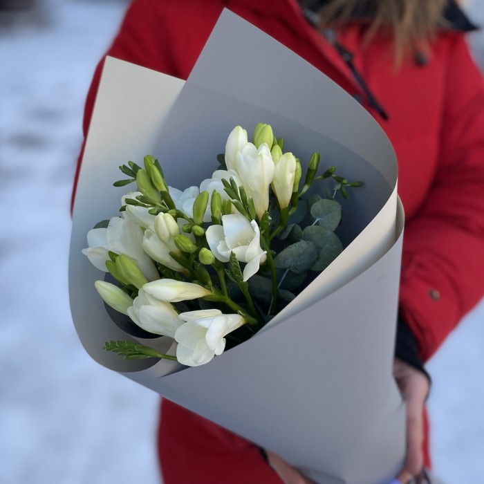 7 белых фрезий