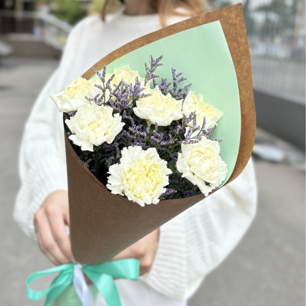 7 белых гвоздик с лимониумом