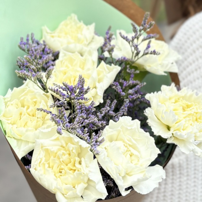 7 белых гвоздик с лимониумом