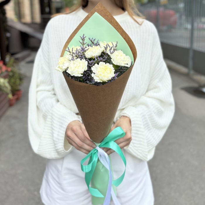 7 белых гвоздик с лимониумом