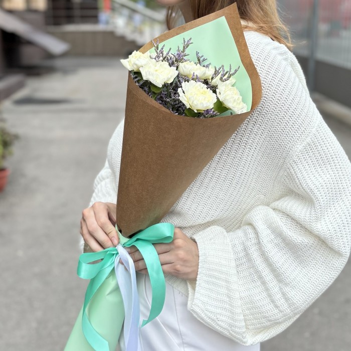 7 белых гвоздик с лимониумом