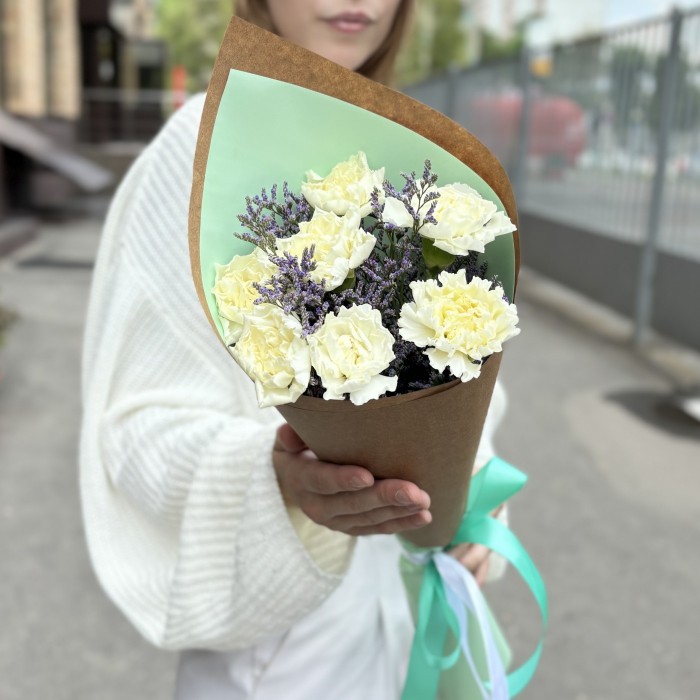 7 белых гвоздик с лимониумом