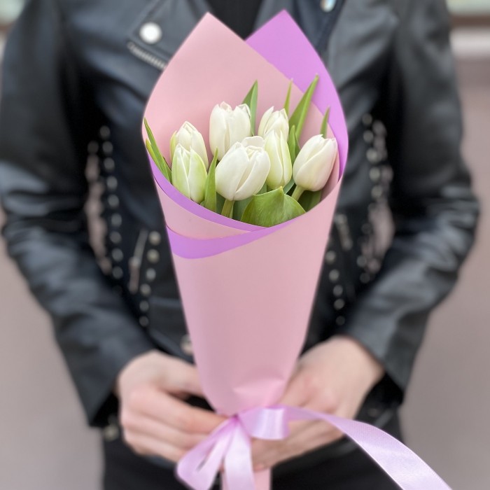 7 белых пионовидных тюльпанов
