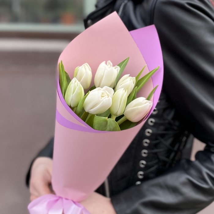 7 белых пионовидных тюльпанов