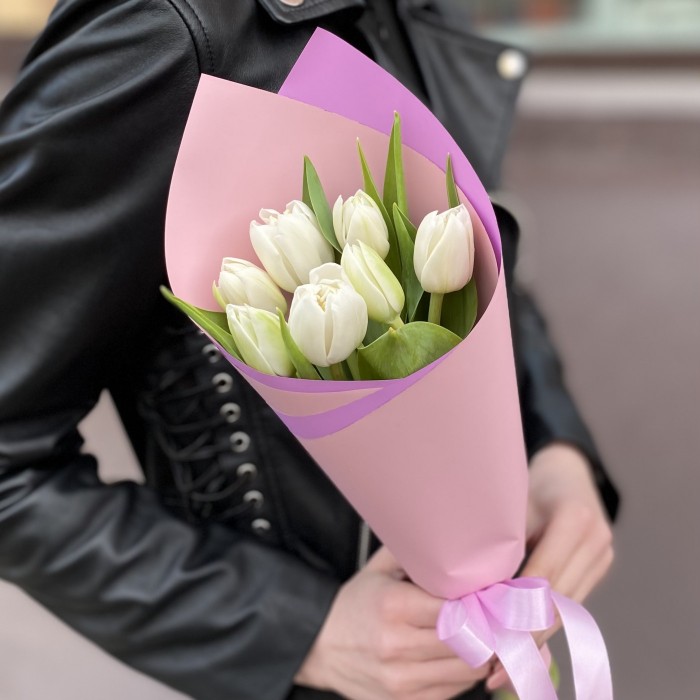 7 белых пионовидных тюльпанов