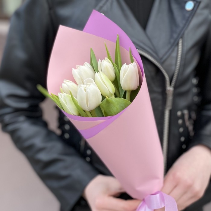 7 белых пионовидных тюльпанов