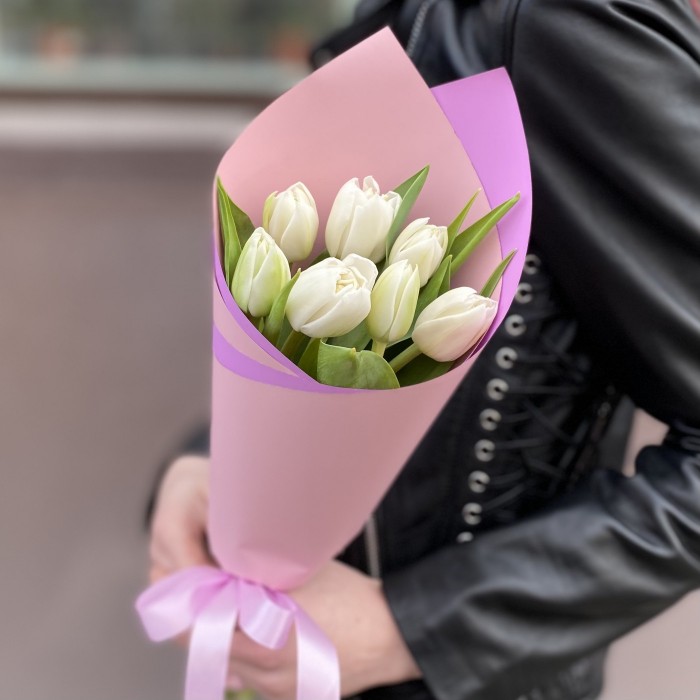 7 белых пионовидных тюльпанов